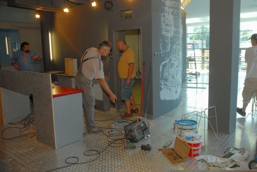 Nový provozovatel kulturního domu Agentura Fox upravuje některé části budovy. Svou tvář například zcela změní bar vedle kina.<br/>
FOTO: DAVID MACHÁČEK
