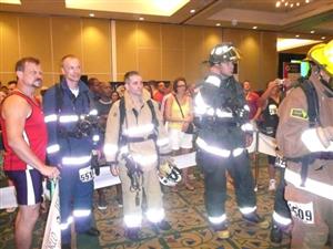 Kopřivnický hasič Tomáš Melčák (druhý zleva) před startem náročného závodu, v rámci kterého ve Vancouveru musel zdolat 30 pater výškového domu.<br/>
FOTO: ARCHIV T. MELČÁK
