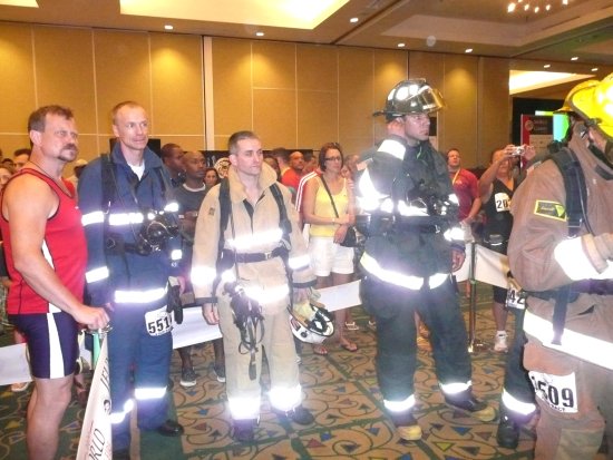 Kopřivnický hasič Tomáš Melčák (druhý zleva) před startem náročného závodu, v rámci kterého ve Vancouveru musel zdolat 30 pater výškového domu.<br/>
FOTO: ARCHIV T. MELČÁK

