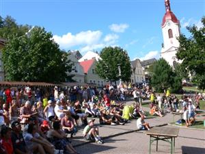 Stánky s pivem byly ve Štramberku o sobotě a neděli v nepřetržitém obležení, stejně jako prostor před pódiem, kde se střídaly různé kapely a hudební tělesa.<br/>
FOTO: ILONA MAZALOVÁ
