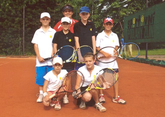 Nejmladší opory žákovských družstev TC Kopřivnice s trenérkou Libuší Dočkalovou: (stojící zleva) M. Michenka, O. Imrich, F. Hladej, D. Bartoň, (dřepící zleva) S. Rašková, B. Červenková.<br/>
FOTO: ARCHIV
