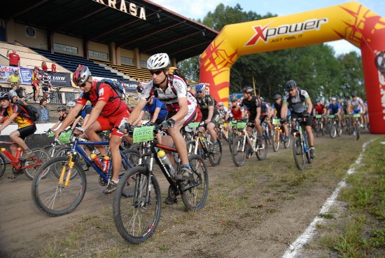 Stovky bikerů startují z kopřivnického letního stadionu do náročného cyklomaratonu Kopřivnický drtič.<br/>
FOTO: DAVID MACHÁČEK
