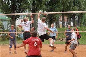 Kopřivnické volejbalové kurty hostily o víkendu již třiadvacátý ročník turnaje mužských a ženských družstev, kterých se pod vysokou sítí představilo dohromady osmnáct.<br/>
FOTO: DAVID MACHÁČEK
