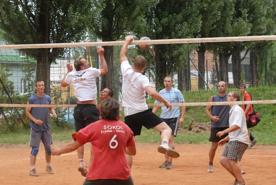Kopřivnické volejbalové kurty hostily o víkendu již třiadvacátý ročník turnaje mužských a ženských družstev, kterých se pod vysokou sítí představilo dohromady osmnáct.<br/>
FOTO: DAVID MACHÁČEK
