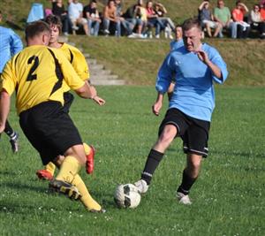 Filip Slanina (u míče) se v sobotním mistrovském utkání Štramberka v Sedlnicích postaral o první branku v síti domácích.<br/>
FOTO: JANA FEILHAUEROVÁ
