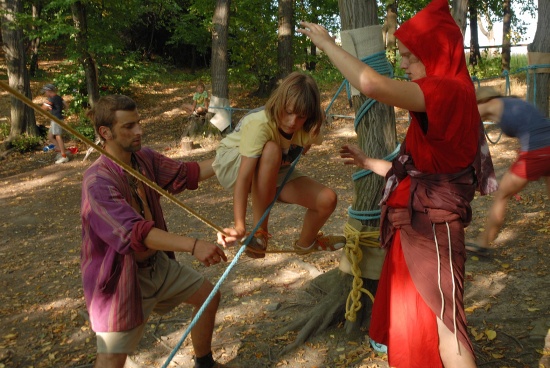 Dětem ze záplavami postiženého Jeseníku nad Odrou zpestřili organizátoři z DDM konec prázdnin řadou atraktivních programů. Na táboře si mohly vyzkoušet i lanové aktivit.<br/>
FOTO: D. MACHÁČEK
