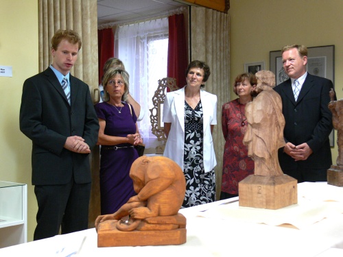 Vernisáž Petra Laciny, na které se sešli místní i němečtí občané, zahájila ženklavská starostka Karla Mlčáková a starosta Kopřivnice Josef Jalůvka. <br/>
FOTO: ILONA MAZALOVÁ
