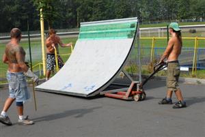 Pracovníci společnosti Mystic Construction instalují jednu ze sedmi nových překážek kopřivnického skateparku. Ten se zájemcům otevře znovu příští týden.<br/>
FOTO: DAVID MACHÁČEK
