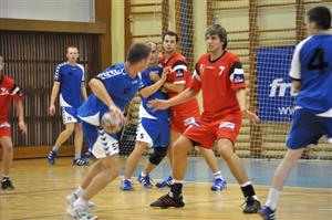 Kopřivnická obrana neměla v domácím turnaji Tatry s útokem týmu MHáK Martin velké problémy. Zápas vyhrála rozdílem dvaceti branek a stala se celkovým vítězem turnaje.<br/>
FOTO: JANA FEILHAUEROVÁ
