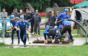 Družstvo Sboru dobrovolných hasičů z Mniší B neponechalo nic náhodě, zasáhnout terče proudem vody se jim v požárním útoku podařilo v čase 14,89 s.<br/> 
FOTO: DANA HOĎÁKOVÁ
