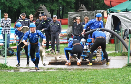 Družstvo Sboru dobrovolných hasičů z Mniší B neponechalo nic náhodě, zasáhnout terče proudem vody se jim v požárním útoku podařilo v čase 14,89 s.<br/> 
FOTO: DANA HOĎÁKOVÁ

