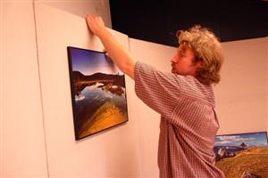 Fotograf Ivan Bumba se vrací do Kopřivnice. Tentokrát bude vystavovat společně se svými kolegy z pražského fotoklubu Černá slunečnice.<br/>
FOTO: DAVID MACHÁČEK
