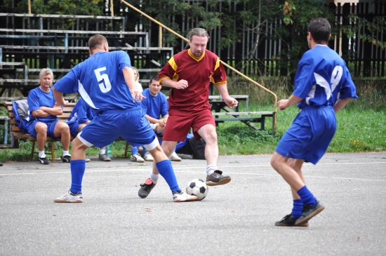 Kopřivnické soutěže v malé kopané vstoupily o víkendu do své druhé poloviny. Jelitům (na snímku uprostřed) se start příliš nepovedl. Podlehla Viagře 1:4.<br/>
FOTO: JANA FEILHAUEROVÁ
