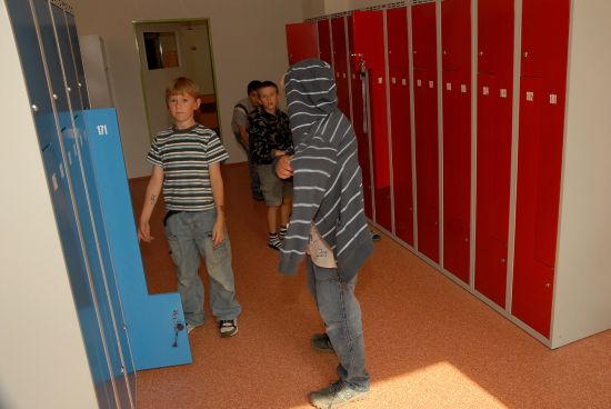 Žáci ZŠ na ulici Alšově mají po prázdninách k dispozici moderní šatní skříňky.<br/>
FOTO: DAVID MACHÁČEK
