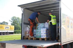 V rámci dopravně-bezpečnostní akce kontrolovali celníci náklady. V tomto případě se celník zajímal, zda jsou láhve od alkoholu opatřeny kolky.<br/>
FOTO: DANA HOĎÁKOVÁ
