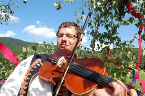 Cimbálová muzika Valašský vojvoda z Kozlovic bude hostem nedělního programu slavností moravského burčáku ve Štramberku.<br/>
FOTO: VALAŠSKÝ VOJVODA
