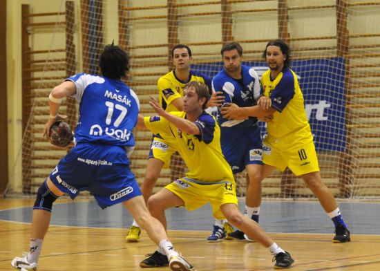 Kopřivnickým házenkářům se v poslední době na Jičín příliš zahrát nedaří. I sobotní remíza ve 2. kole ZUBR Extraligy je jednoznačně ztrátou.<br/>
FOTO: JANA FEILHAUEROVÁ
