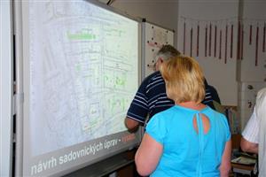 Při veřejném projednávání projektu sadbových úprav zeleně na sídlišti Korej si lidé velmi pozorně prohlíželi navržené změny, o nichž se poté diskutovalo.<br/>
FOTO: DANA HOĎÁKOVÁ
