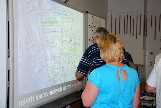 Při veřejném projednávání projektu sadbových úprav zeleně na sídlišti Korej si lidé velmi pozorně prohlíželi navržené změny, o nichž se poté diskutovalo.<br/>
FOTO: DANA HOĎÁKOVÁ
