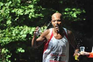 Mulugeta Serbessa, naturalizovaný Etiopan v dresu Českých Budějovic, ocenil občerstvovací stanici v nejvyšším bodě Běhu rodným krajem Emila Zátopka. V cíli byl pátý.<br/>
FOTO: J. FEILHAUEROVÁ
