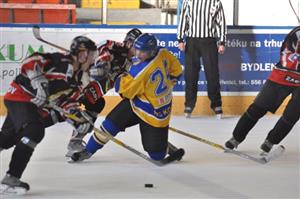 V sobotním přípravném zápase podlehl kopřivnický celek mužů Rožnovu 0:2. V neděli už jej čeká první mistrák.
FOTO: DAVID MACHÁČEK