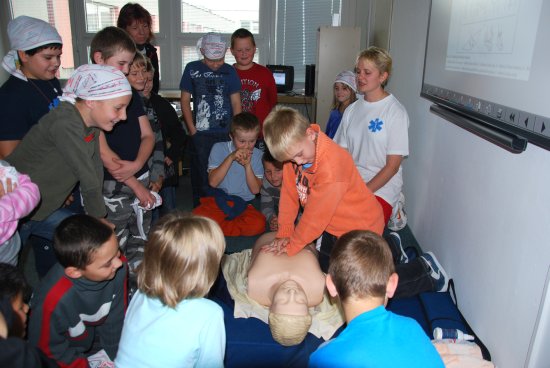 Žáci si v rámci vzdělávacího kurzu mohli sami vyzkoušet způsob provádění nepřímé masáže srdce. Na ovladači viděli, jak byli úspěšní.<br/>
FOTO: DANA HOĎÁKOVÁ
