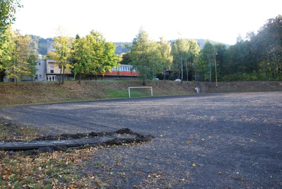 V tomto týdnu začnou práce na kompletním přebudování škvárového fotbalového hřiště v travnatou tréninkovou plochu zdejších fotbalistů.<br/>FOTO: DAVID MACHÁČEK