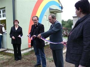 Starosta Petřvaldu Zdeněk Pexa při slavnostním otvírání Duhového domečku, který po rekonstrukci z dotačních prostředků bude sloužit většině místních spolků. <br/>
FOTO: ILONA MAZALOVÁ
