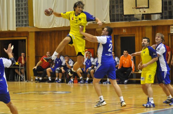 Kopřivnickému Miroslavu Rachačovi se v zápase s Dvorem Králové střelecky dařilo. Soupeři nasázel celkem osm branek, a výrazně tak přispěl k vítězství svého týmu.<br/>
JANA FEILHAUEROVÁ
