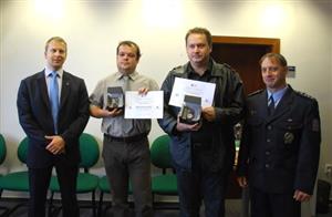 Novojičínský okres vede v žebříčku Gentlemanů silnic. Řady těch, kteří zachránili život lidem na silnici, tentokrát rozšířili (uprostřed) Ondřej Kubjat  a Pavel Jorpalidis.<br/>
FOTO: DANA HOĎÁKOVÁ
