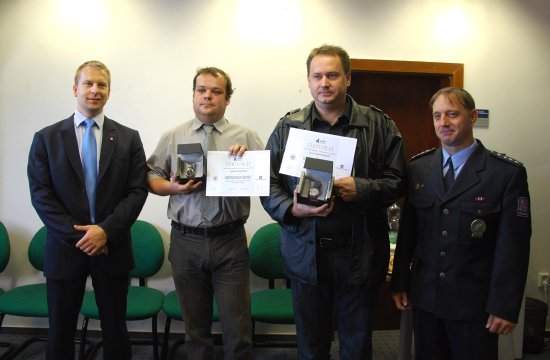 Novojičínský okres vede v žebříčku Gentlemanů silnic. Řady těch, kteří zachránili život lidem na silnici, tentokrát rozšířili (uprostřed) Ondřej Kubjat  a Pavel Jorpalidis.<br/>
FOTO: DANA HOĎÁKOVÁ
