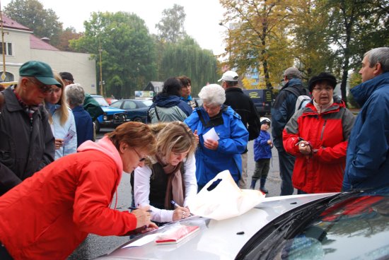I přes nepřízeň počasí se na trasu pochodu všech generací vydalo třicet lidí.<br/>
FOTO: DANA HOĎÁKOVÁ
