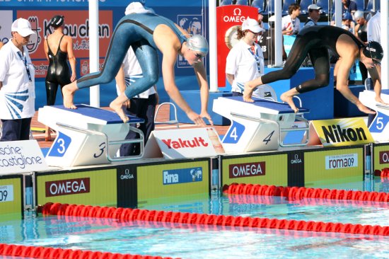 Petra Klosová z plaveckého klubu KVS Kopřivnice (na snímku vlevo) se pokusí splnit limit na ME v krátkém bazénu, které bude v prosinci hostit Istanbul.<br/>
FOTO: ARCHIV
