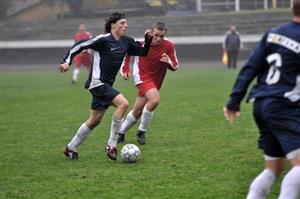 Jan Kalich (vlevo) patří k tradičním oporám kopřivnické zálohy. I jeho zásluhou Kopřivnice v sobotu doma porazila Skotnici 5:2.<br/>
FOTO: DANA HOĎÁKOVÁ
