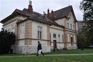 Radnice se stále vzdává plánu na kompletní rekonstrukci zchátralého loutkového divadla. Aby nový projekt uspěl se žádostí o dotaci, musí být levnější.
FOTO: DAVID MACHÁČEK
