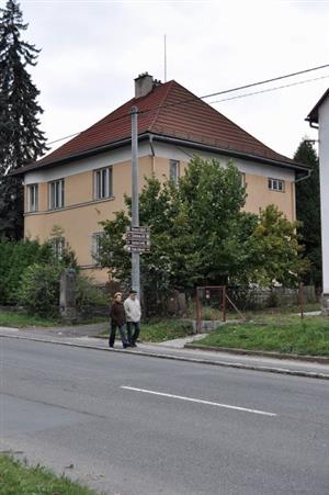 Vila, ve které sídlil úřad práce, je už tři roky prázdná. Během dalších tří let by se ale měla proměnit na chráněné bydlení pro lidi s mentálním postižením.
FOTO: DAVID MACHÁČEK
