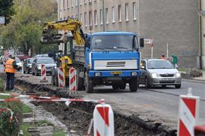 Chodci i motoristé budou muset komplikace vznikající při stavbě nových chodníků snášet ještě víc jak měsíc.
FOTO: DAVID MACHÁČEK
