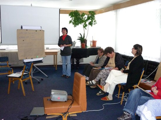 Během uplynulého víkendu se patnáct lidí školilo na téma Násilí na dětech a co s tím. Mezi účastníky kurzu byli jak pedagogové, tak i dobrovolníci pracující s dětmi.
FOTO: IVANA RAŠKOVÁ
