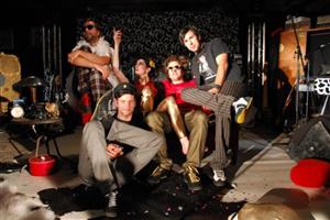 Pražská kapela Toxique si získala jméno nejen svou muzikou, ale také poněkud ztřeštěnou divadelností svých vystoupení.
FOTO: JANA CHRŽOVÁ
