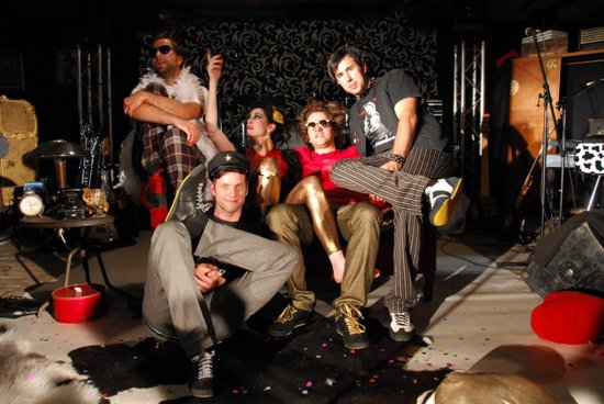 Pražská kapela Toxique si získala jméno nejen svou muzikou, ale také poněkud ztřeštěnou divadelností svých vystoupení.
FOTO: JANA CHRŽOVÁ
