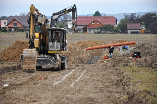Zatím je to jen stavební výkop, ale už za několik týdnů se promění v novou ulici. Na jaře by pak kolem ní měly začít vyrůstat rodinné domy.
FOTO: DAVID MACHÁČEK