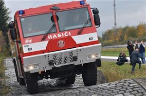 Hasičský speciál T 815-731 R 32 se na polygonu předvedl zástupcům hasičů z celé České republiky. Vůz s výjimečnými terénními vlastnostmi má pomáhat v těžkém terénu.
FOTO: D. MACHÁČEK