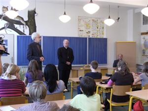 Ostravsko-opavský biskup František Václav Lobkowicz diskutuje s žáky ZŠ Milady Horákové během své krátké pracovní návštěvy v Kopřivnici.
FOTO: LADISLAVA POLEDNÍKOVÁ