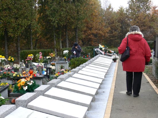 Příborská radnice investovala do stavebních úprav tamního hřbitova nemalé částky. V jejich rámci vznikla také nová urnová místa.
FOTO: ILONA MAZALOVÁ
