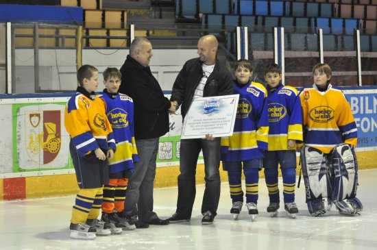 Vladimír Vůjtek mladší předal v pondělí 26. října prezidentu kopřivnického hokejového klubu Lumíru Pospěchovi dar hráče Atlanty Thrashers Pavla Kubiny.
FOTO: JANA FEILHAUEROVÁ
