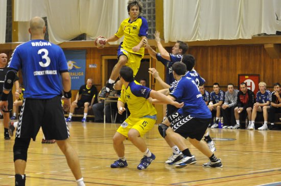 Miroslavu Rachačovi to v ZUBR Extralize momentálně opravdu jde. V zápase s Hranicemi (na snímku) vstřelil deset branek.
FOTO: JANA FEILHAUEROVÁ
