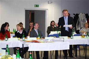 Také starosta města Josef Jalůvka v rámci obhajoby kategorie B Zdravých měst diskutoval se členy hodnotící komise i s přítomnými hosty a uváděl příklady zapojení veřejnosti. 
FOTO: DANA HOĎÁKOVÁ
