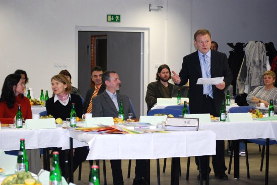 Také starosta města Josef Jalůvka v rámci obhajoby kategorie B Zdravých měst diskutoval se členy hodnotící komise i s přítomnými hosty a uváděl příklady zapojení veřejnosti. 
FOTO: DANA HOĎÁKOVÁ
