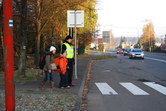 V Lubině převádí přes frekventovanou silnici děti do školy jedna z maminek. Ta prošla školením městské policie.
FOTO: DANA HOĎÁKOVÁ
