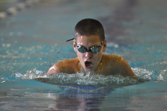 Kopřivnický mladší žák Pavel Chalupa vybojoval na kopřivnické Velké ceně páté místo na stovce prsa.
FOTO: JANA FEILHAUEROVÁ
